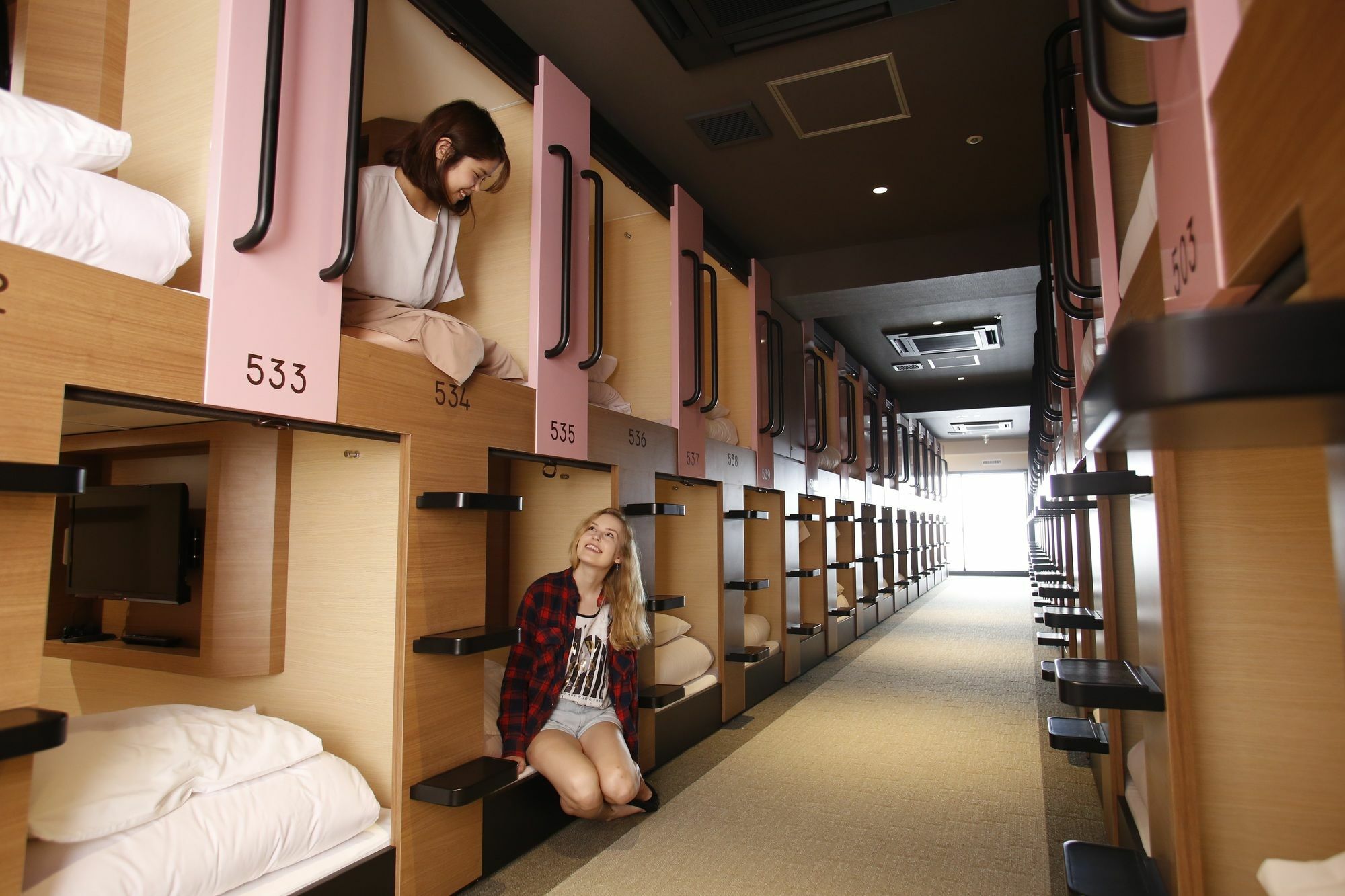 Y'S Cabin Osaka Namba Buitenkant foto