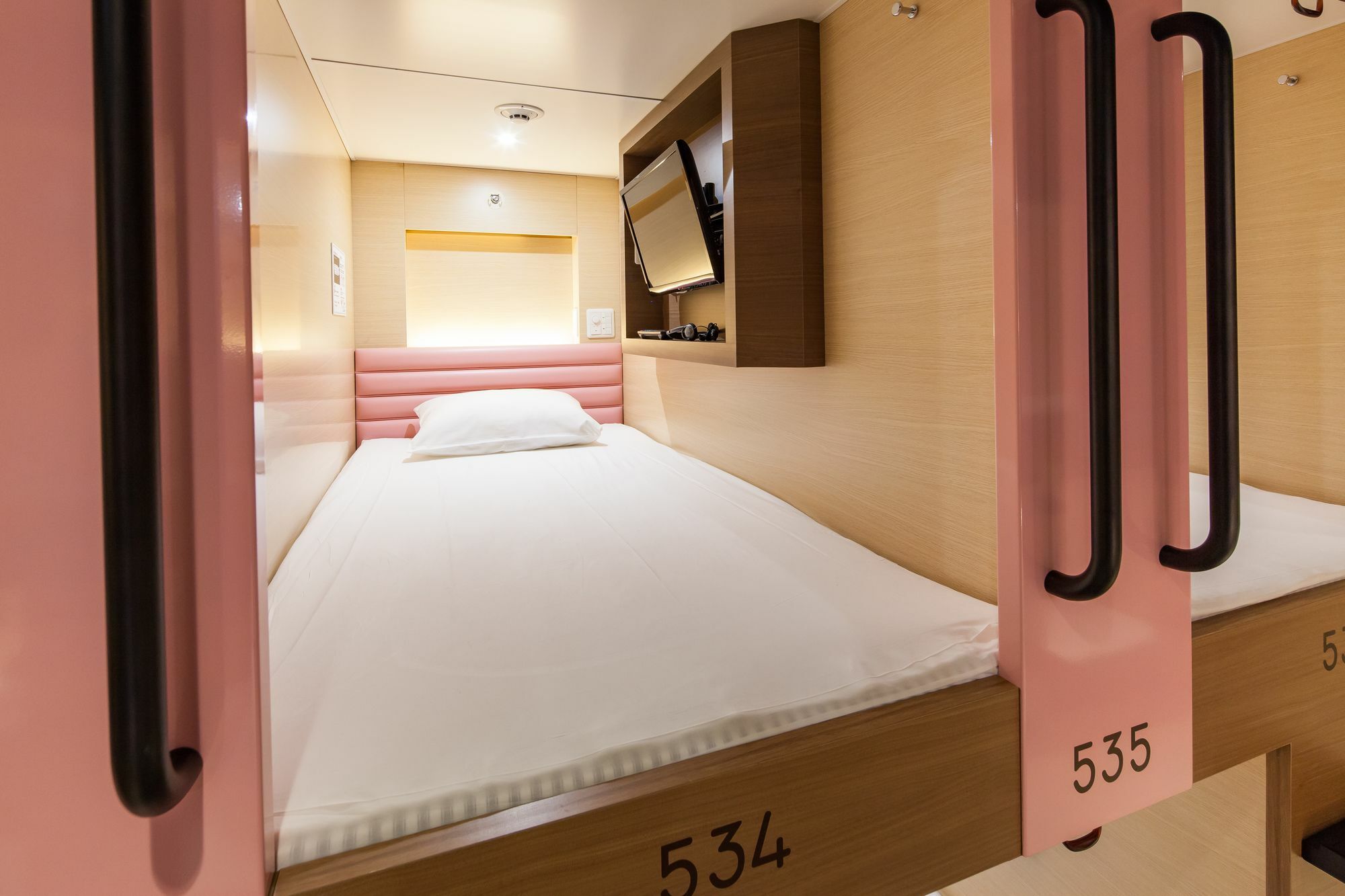 Y'S Cabin Osaka Namba Buitenkant foto